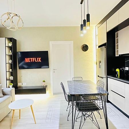 Luxurious Central Stay - Self Check-In Tirana Esterno foto