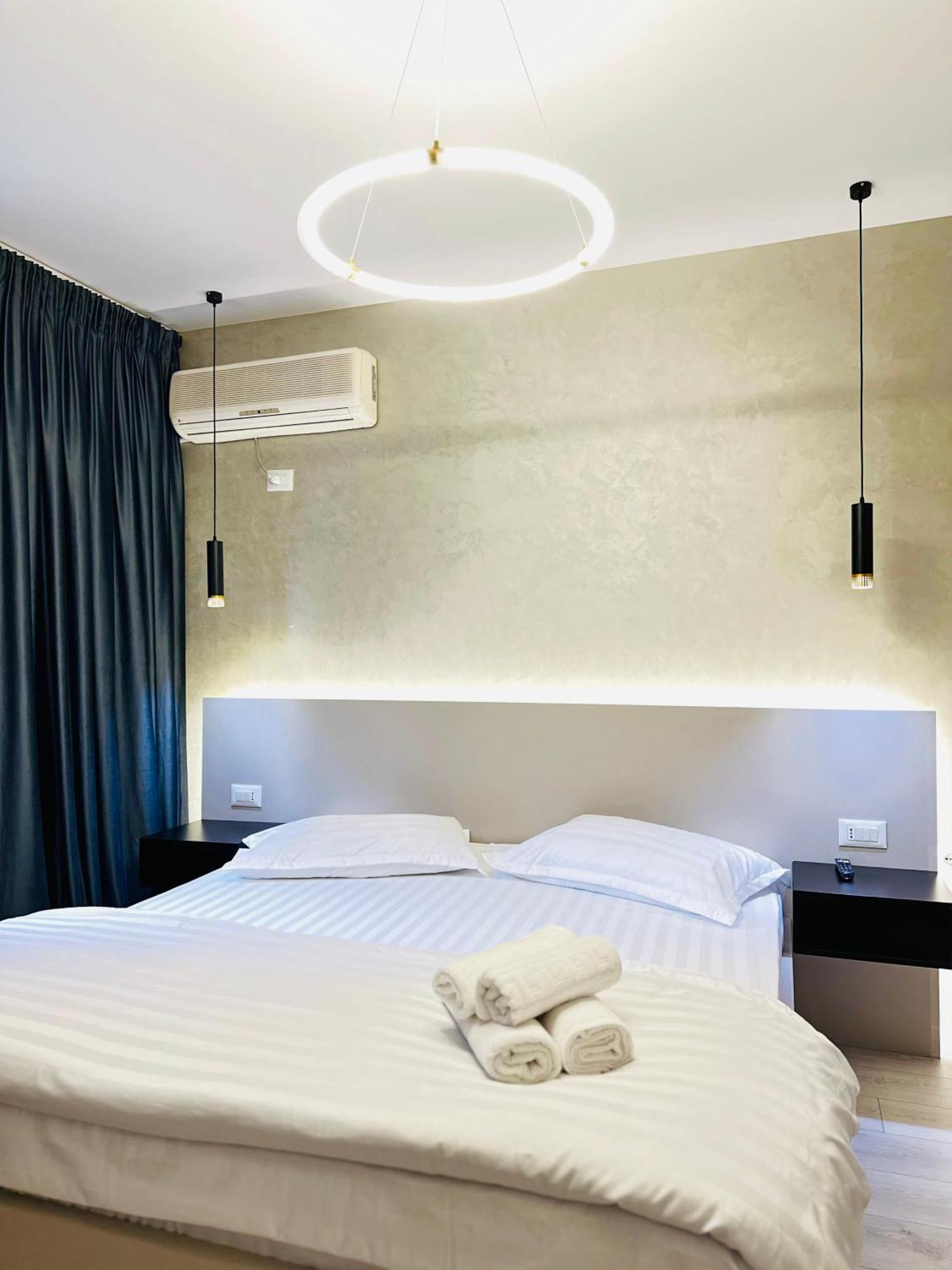 Luxurious Central Stay - Self Check-In Tirana Esterno foto