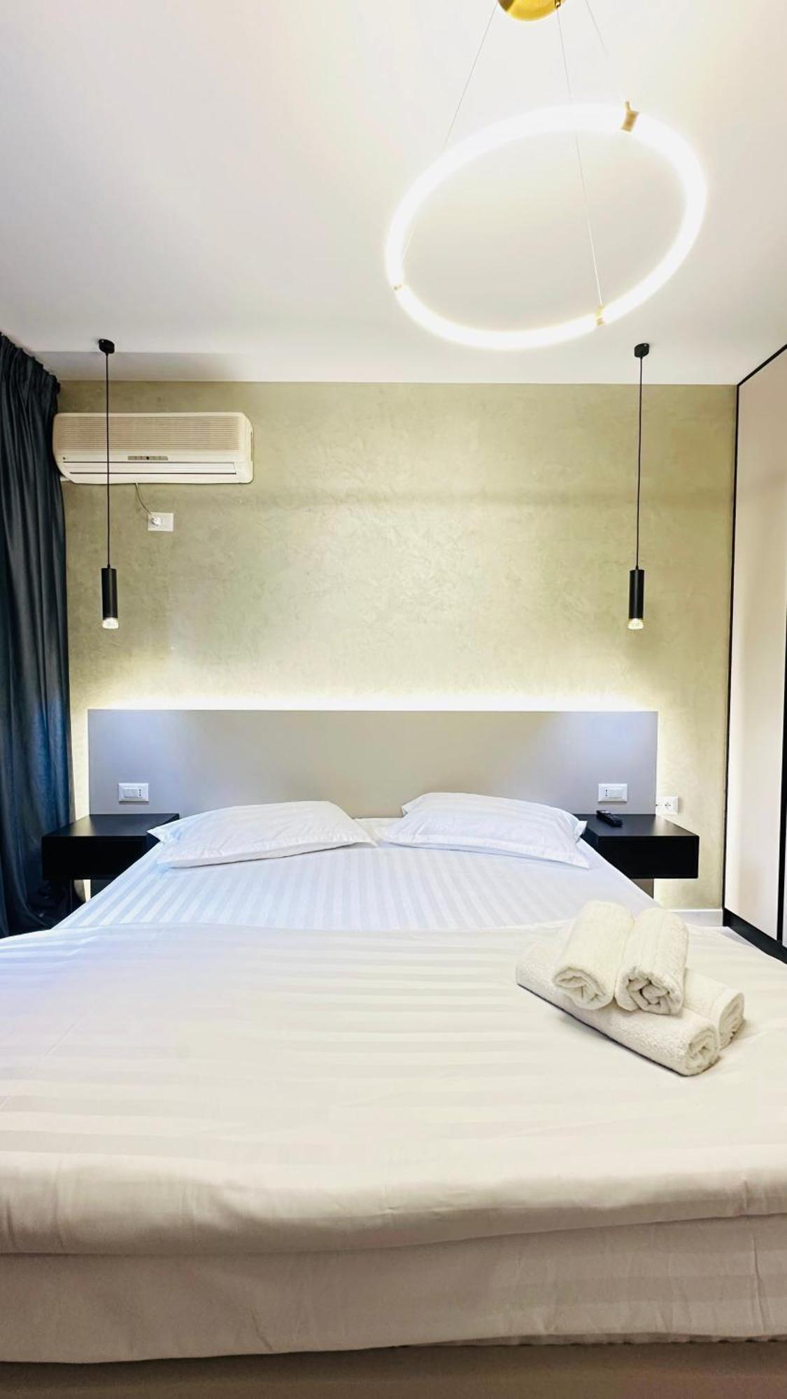 Luxurious Central Stay - Self Check-In Tirana Esterno foto