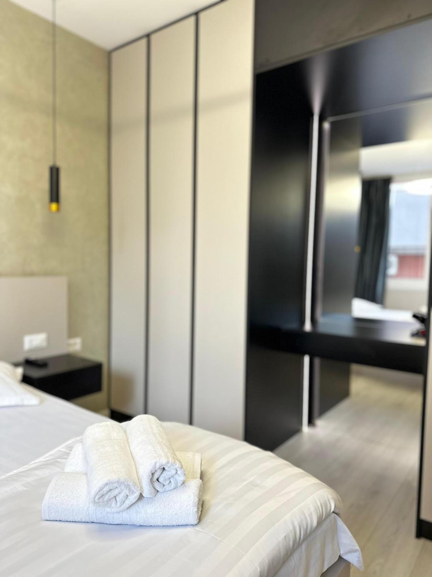 Luxurious Central Stay - Self Check-In Tirana Esterno foto