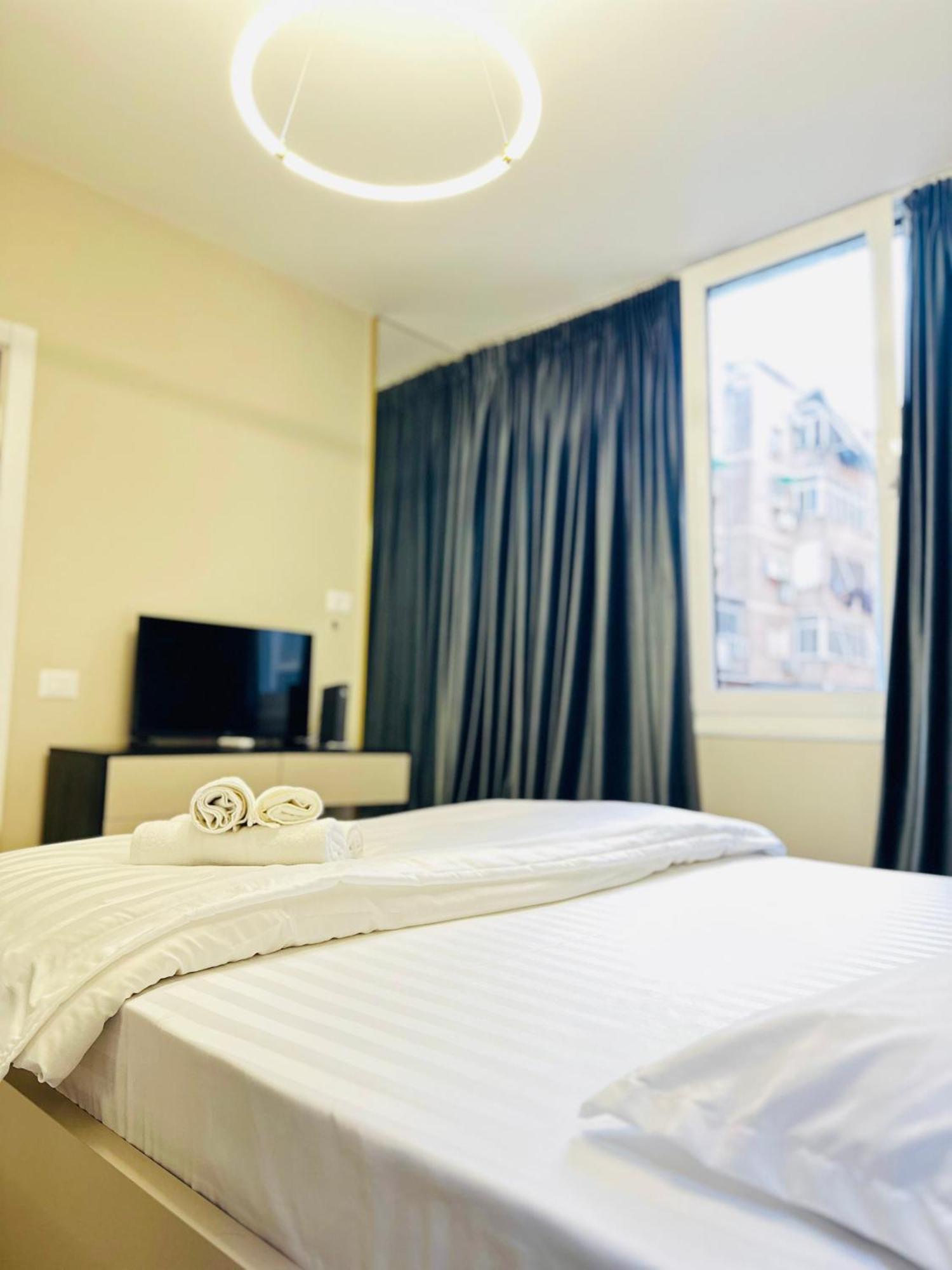 Luxurious Central Stay - Self Check-In Tirana Esterno foto