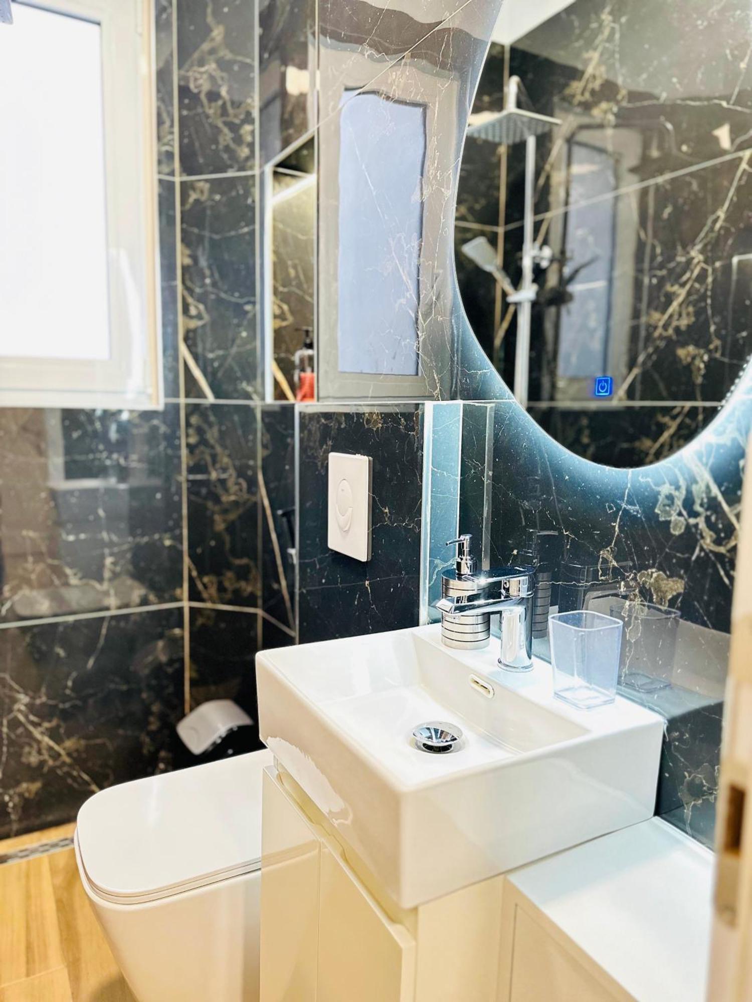 Luxurious Central Stay - Self Check-In Tirana Esterno foto