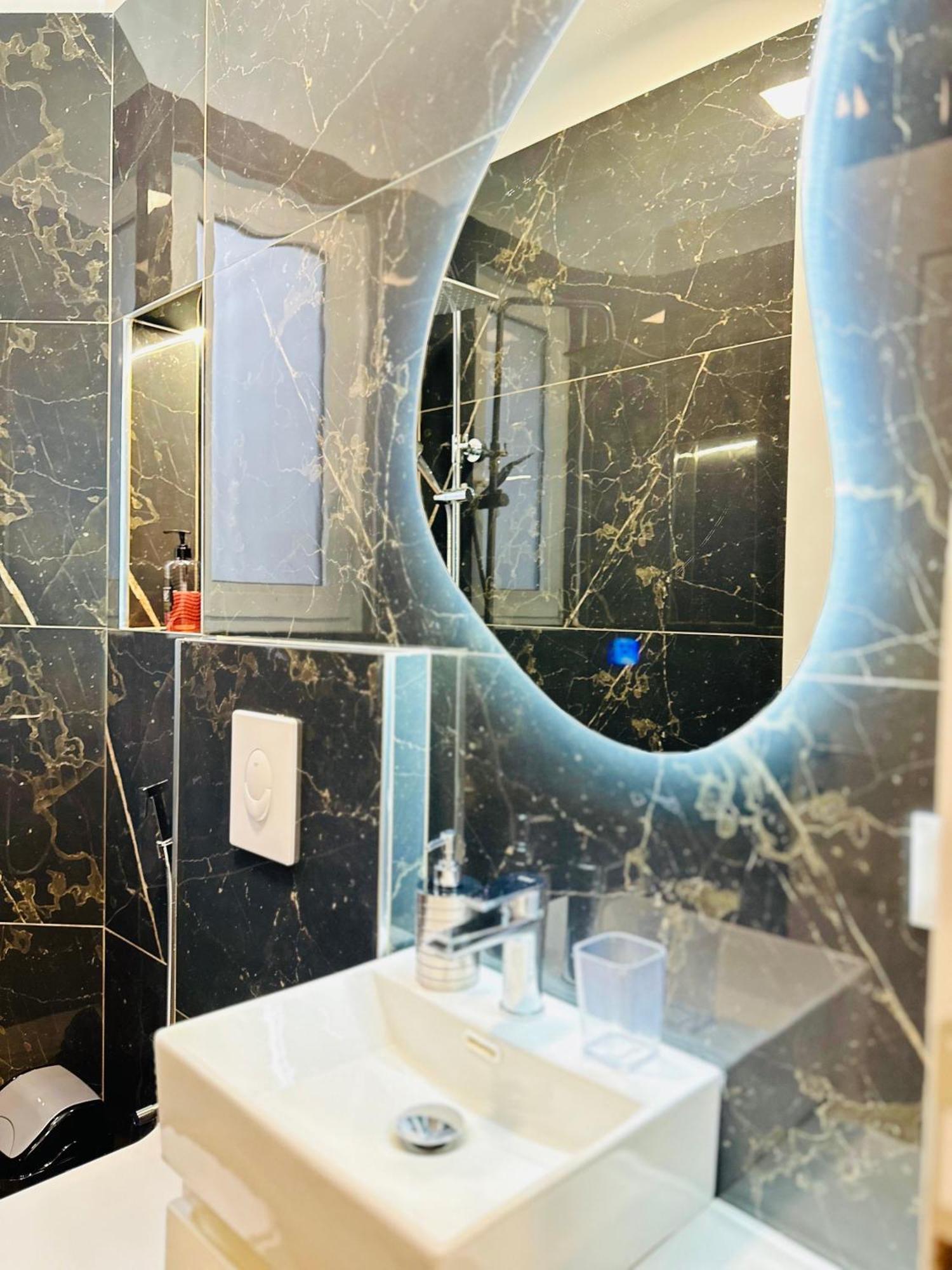 Luxurious Central Stay - Self Check-In Tirana Esterno foto